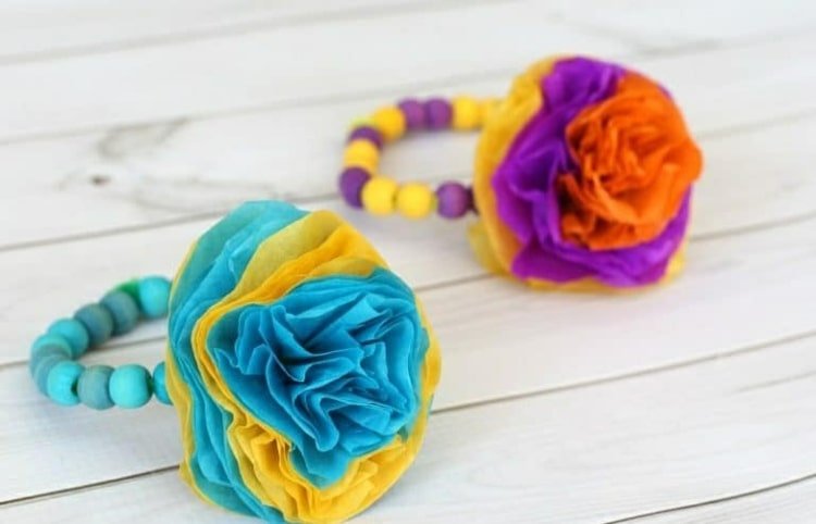 Jarné remeslá s deťmi základnej školy - kvety z hodvábneho papiera na náramky