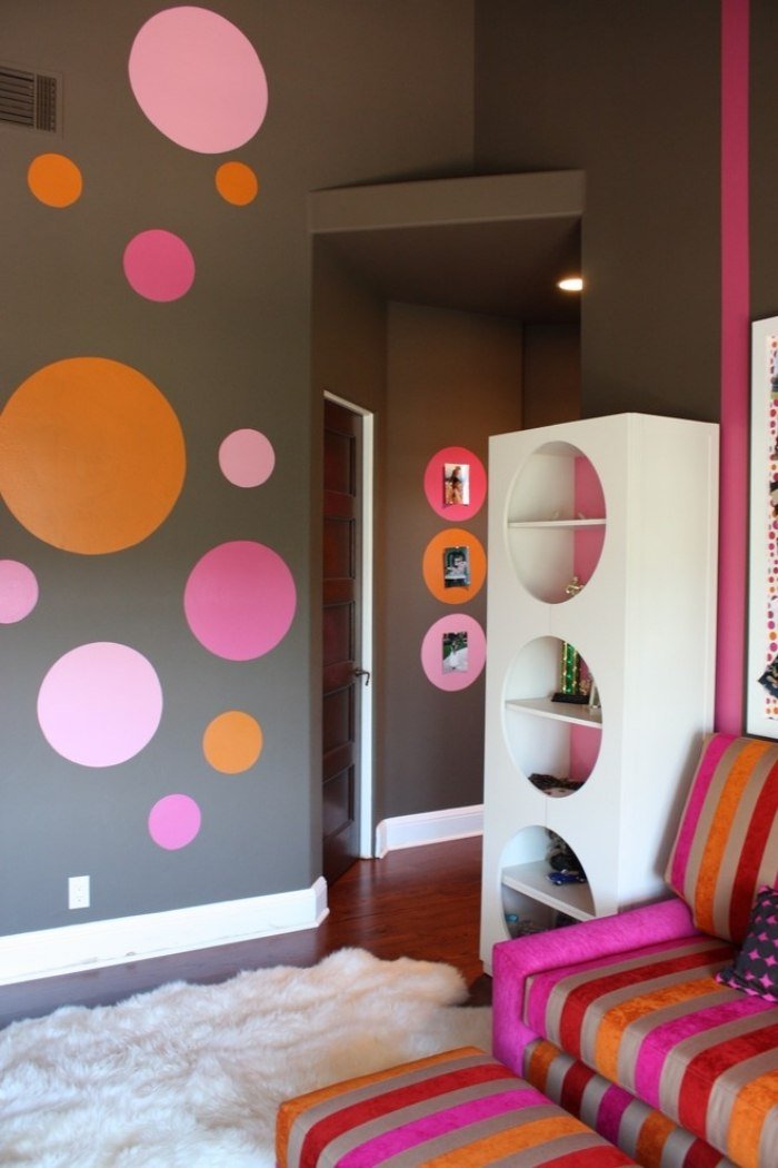 Young-room-design-the-wall-paint-dark-hue-strong-colored-circle