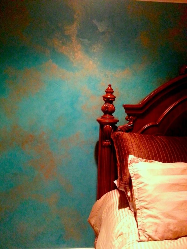 nápady pre spálňu technika maľovania špongiou tyrkysovo zlatým prízvukom