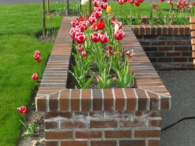 Tehlové záhony si sami staviate nápady