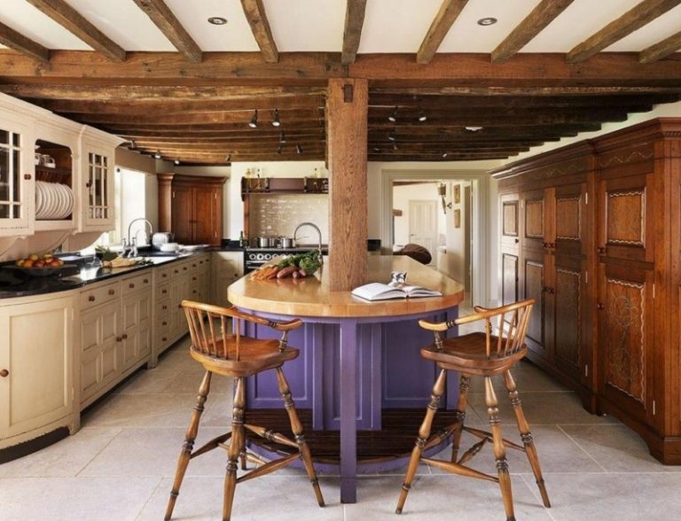 Nápady na interiérový dizajn - kuchyňa vo vidieckom štýle s fialovými akcentmi pre kuchynský ostrov nápady na interiérový dizajn kuchyňa drevo kuchyňa ostrov purpurový nápad barová stolička