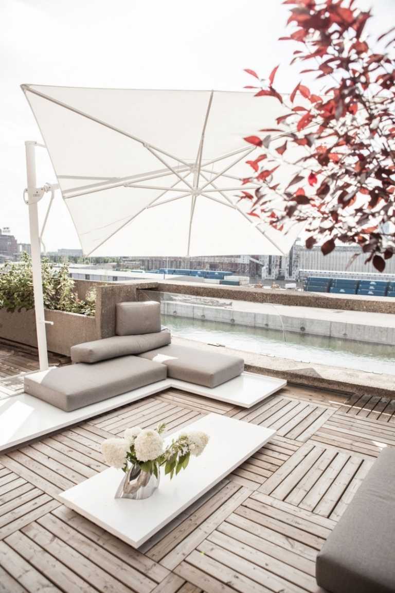Terasa s výhľadom na mesto Montreal Nápady na interiérový dizajn-betónový strop-terasa-slnečník-sedací vankúš-drevené obklady