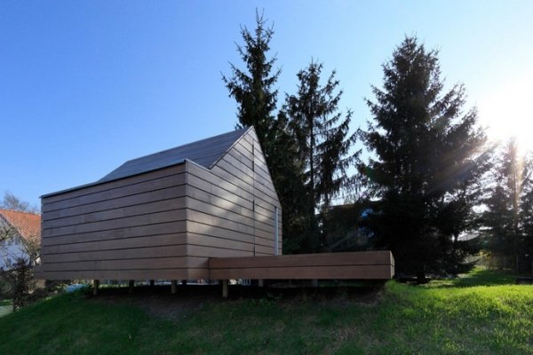 Moderný záhradný domček vyrobený z dreva