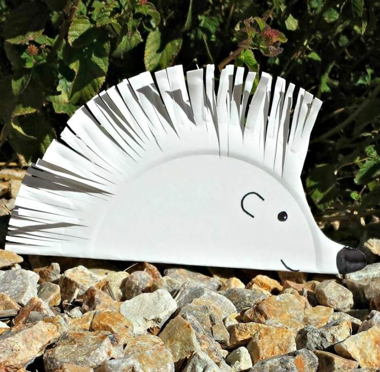 Ježko drotár papierový tanier-biela-farba-rezané strapce