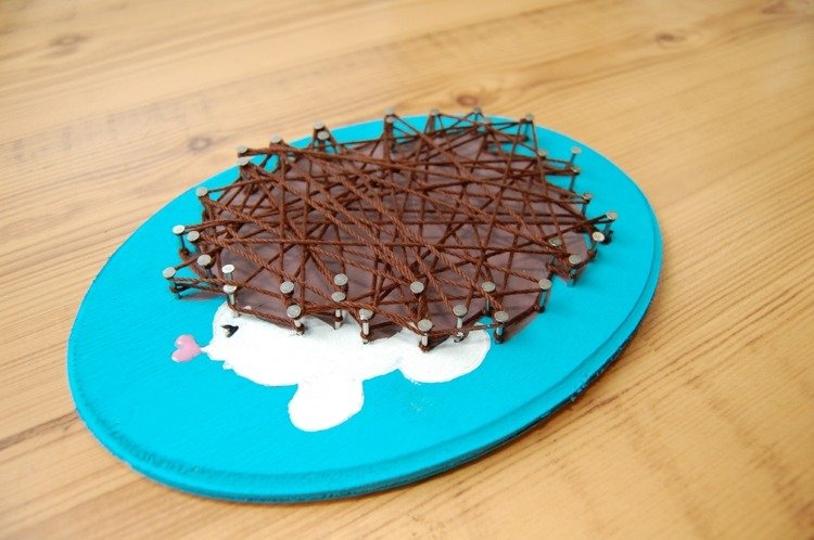 Ježko-drotár-drevo-stena-ozdoba-klince-šnúra-sieť-kutilstvo-deti