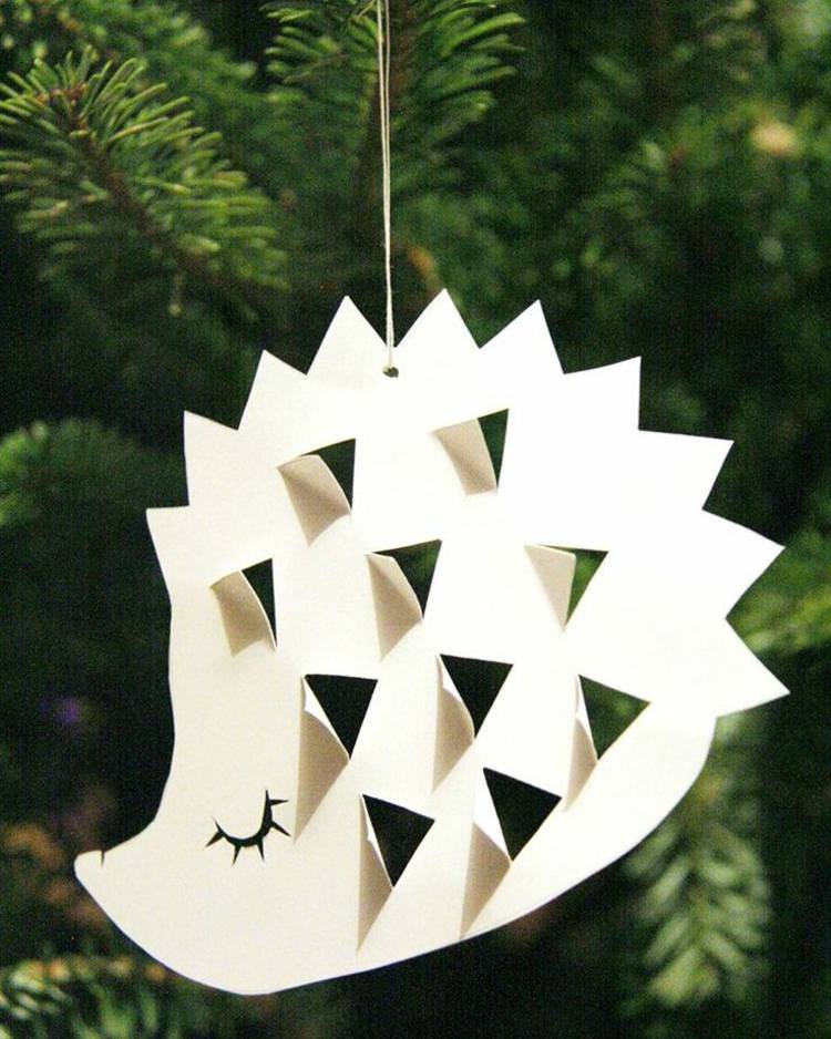 Ježko-drotár-vyrob si-vianočný stromček-dekorácie-papier-trojuholníky-biely