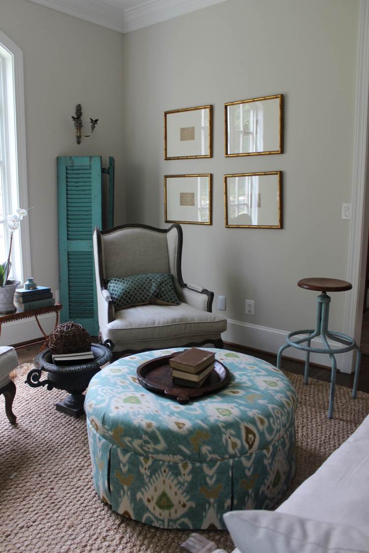 Obývačka v jemných pastelových farbách a v strede - taburetka potiahnutá látkou Ikat ikat-pattern-etno-poslter-motív-interiérová taburetka