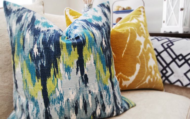 Poťahy na vankúše ako funkčný obytný doplnok pre zmenu v interiéri ikat-vzor-etno-bytové doplnky-obliečky na vankúše-motívy
