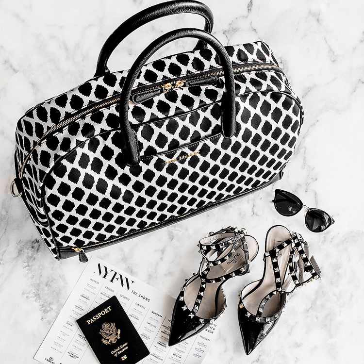 štýlové doplnky s etnickým nádychom - vzor ikat v čiernej a bielej farbe ikat-pattern-ethno-fashion-trend-bag-shoes-black-white-style