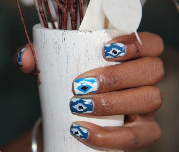 Nechtový dizajn inšpirovaný tradičným ľudovým umením ikat-pattern-etno-fashion-style-trend-nail-design-tyrkysová