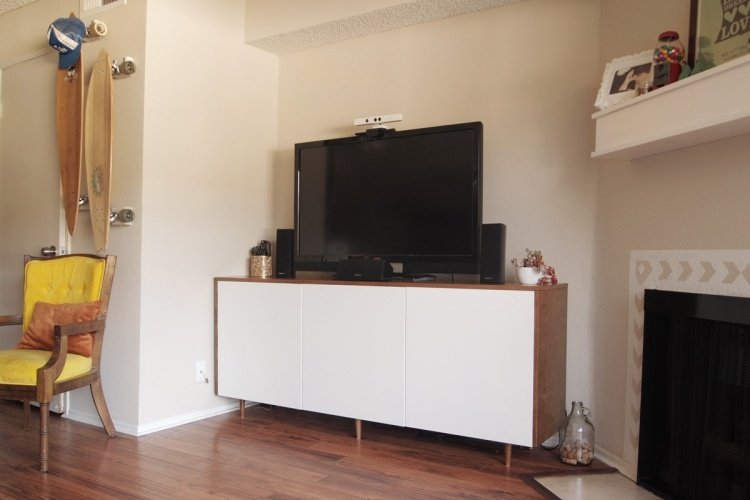 Remodel Ikea Besta polica - DIY projekt s drevenými panelmi ikea-besta-policovy-ulozovy-system-biela-vinobranie-drevený panel-zvonka-biele čelá skrinky