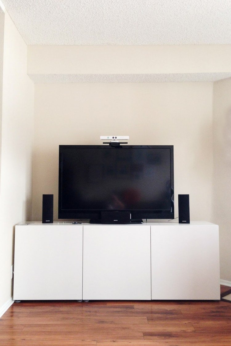 Polica Ikea Besta s jednoduchými prednými časťami skrinky v bielej farbe ikea-besta-policovy-ulozovy-system-biela-tv-konzola-jednoduche-jednoduche-kovanie-skrinky