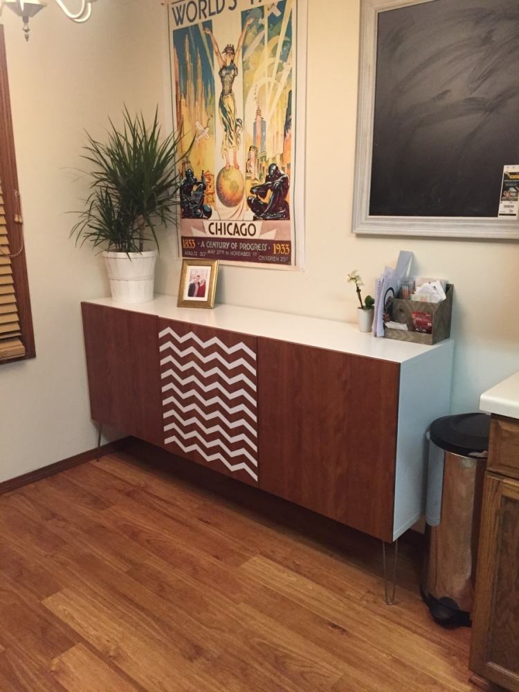 Polica Ikea Besta v štýle 50. rokov - dvere skrinky v drevenom vzhľade ikea-besta-policovy-system-na ukladanie-vinobrani-korenie-biele-drevo-fronty-zdobit