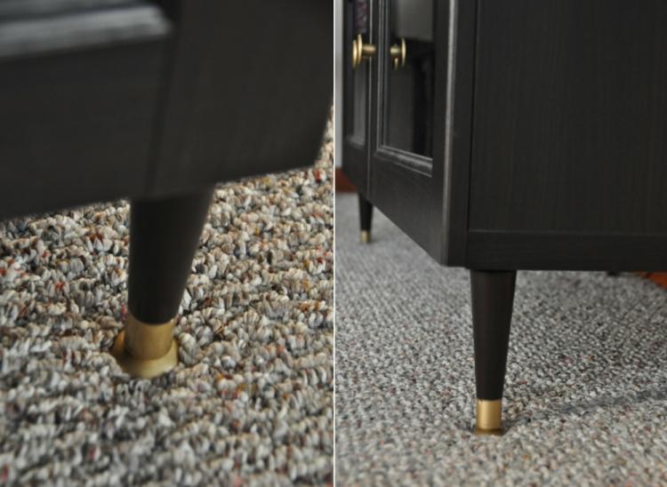 ozdobte úchytkami a nohami skrinky zo starého zlata ikea-besta-policovy-ulozovy-system-cierne-nohy-skrinky-drziaky-zlato-okorenit