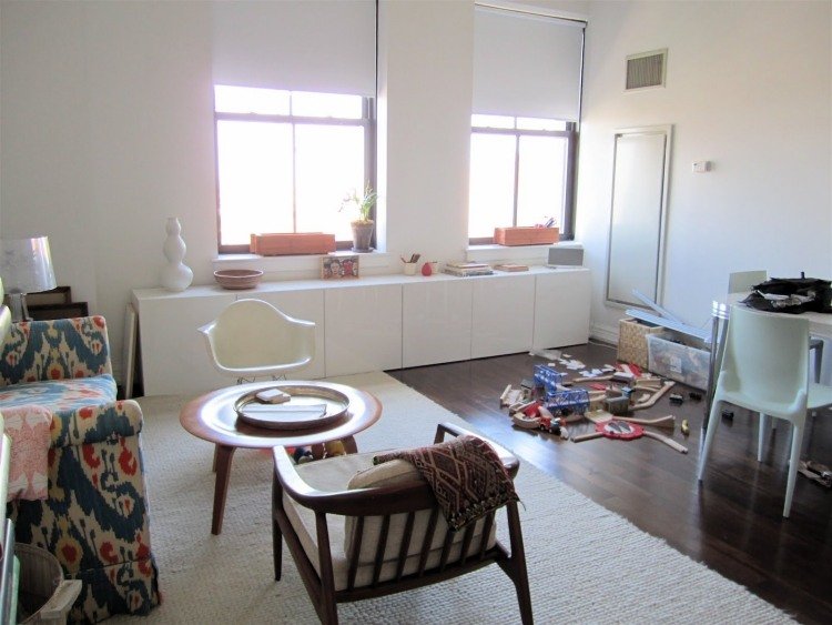 Úložný systém Besta v bielej farbe pre každé obytné prostredie ikea-besta-policovy-ulozovy-system-biela-konzola-parkety-obývacia izba-jednoduché zariadenie