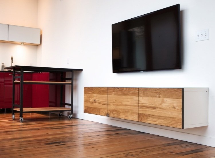 Elegantná televízna konzola s drevenými prednými stranami, ktorá ladí s parketovou podlahou ikea-besta-polickovy-system-tv-konzola-biela-drevena-skrinka-predne-tv-parkety-stara-stena-farba-biela