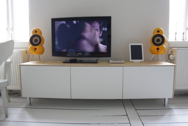 jednoduché a škandinávske v bielom a drevenom prevedení - televízna konzola Besta ikea-besta-policovy-ulozovy-system-moderny-skandinavsky-drevena-podlaha-biela-maľba