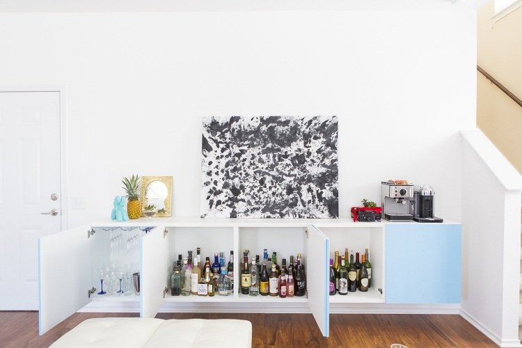 malá lišta zostavená z úložného systému Ikea Besta ikea-besta-policovy-ulozovy-system-dom-bar-biely-predne-dvere-svetlo modra