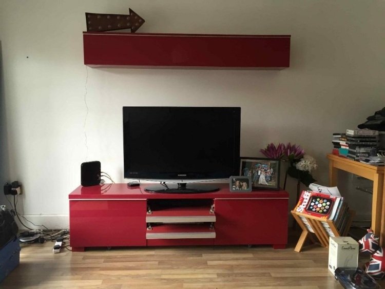 Televízna konzola vo vysokom červenom lesku pre elegantné a moderné prostredie Polička Ikea Besta - úložný systém - televízor - stena - televízia - konzola - hovhglanz - červená - malinová farba