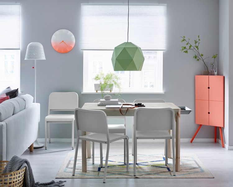 obdĺžnikový jedálenský stôl zo svetlého dreva s bielymi stoličkami ikea-jedálenský stôl-ikea-ps-2014-obdĺžnikový-svetlý-drevo