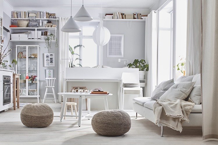 Tienidlá Nävlinge z nového katalógu Ikea 2021 v bielej obývačke