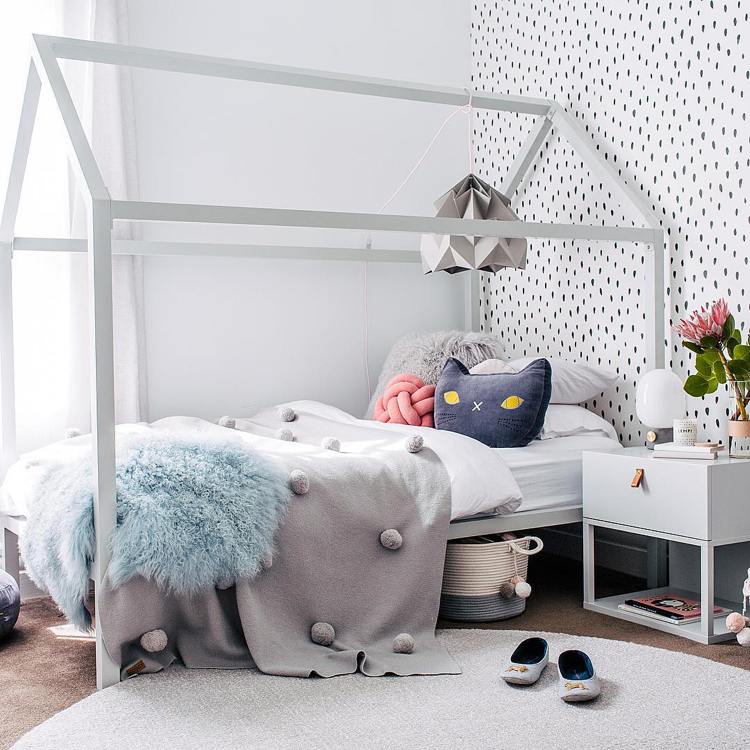 ikea kura posteľ prerobiť svetlo sivý posteľný dom minimalistický škandinávsky