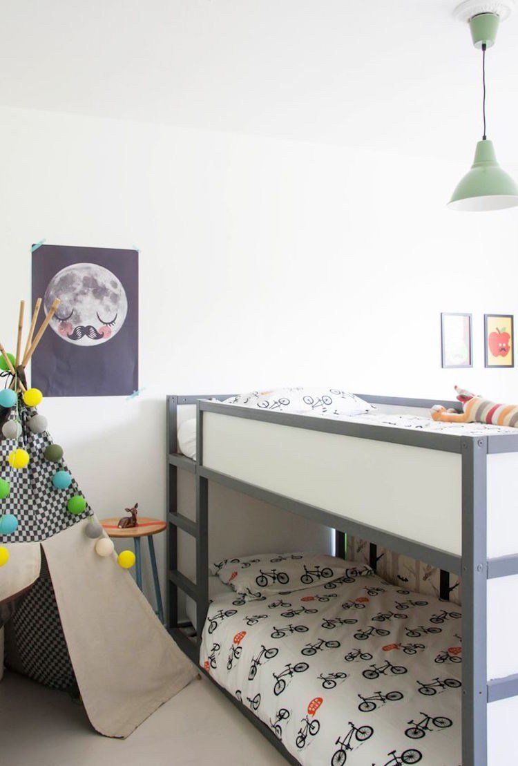 ikea kura posteľ prerobiť podkrovná posteľ sivý stan pastelové farby