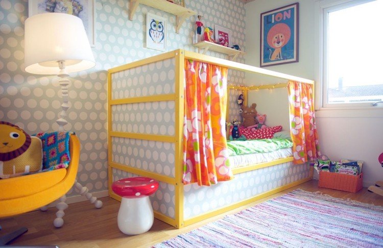 ikea kura prestavba postele žltý poťah na tapetu