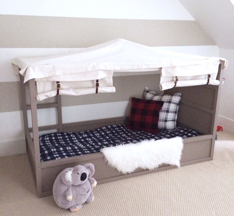 ikea kura posteľ prerobiť sivý stan nápad tkanina