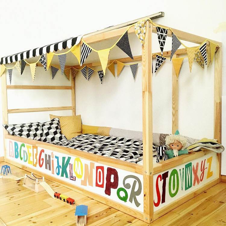ikea kura posteľ prerobiť drevenú abecedu vlajka veniec