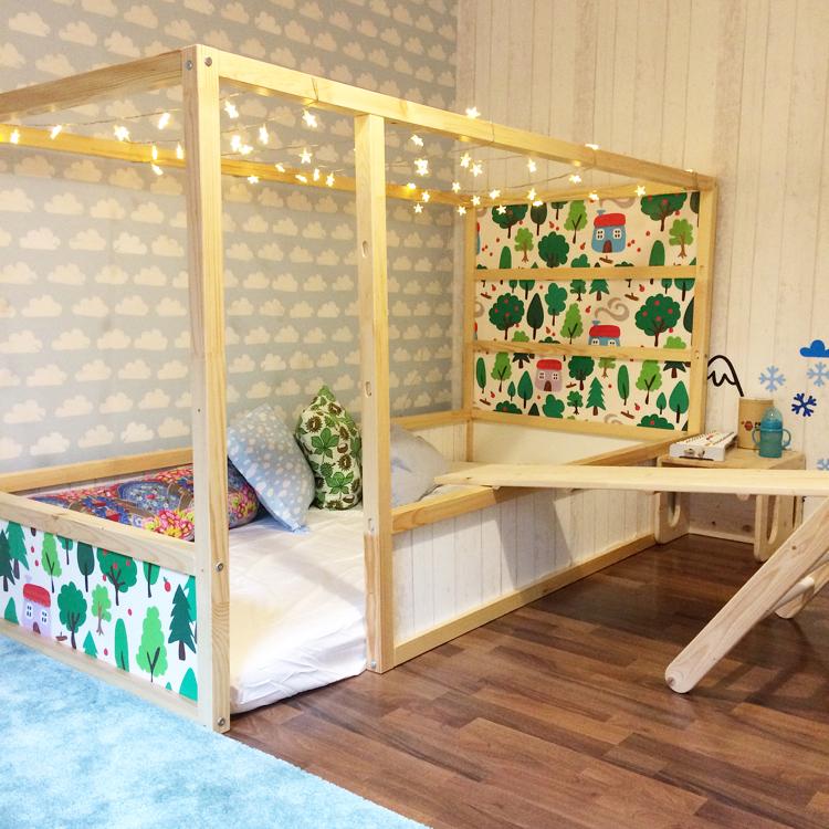 ikea kura posteľ prerobiť drevo svetlé tapety mraky motívy rozprávkové svetlá