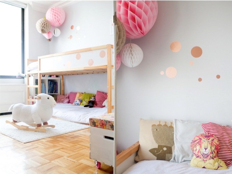 ikea kura posteľ prerobiť drevo ružové bodky kruhy samolepky na stenu