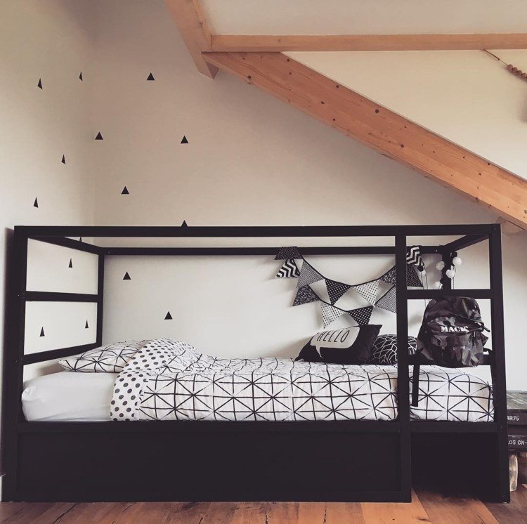 Posteľ ikea kura prestavuje škandinávske čierne a biele geometrické postavy