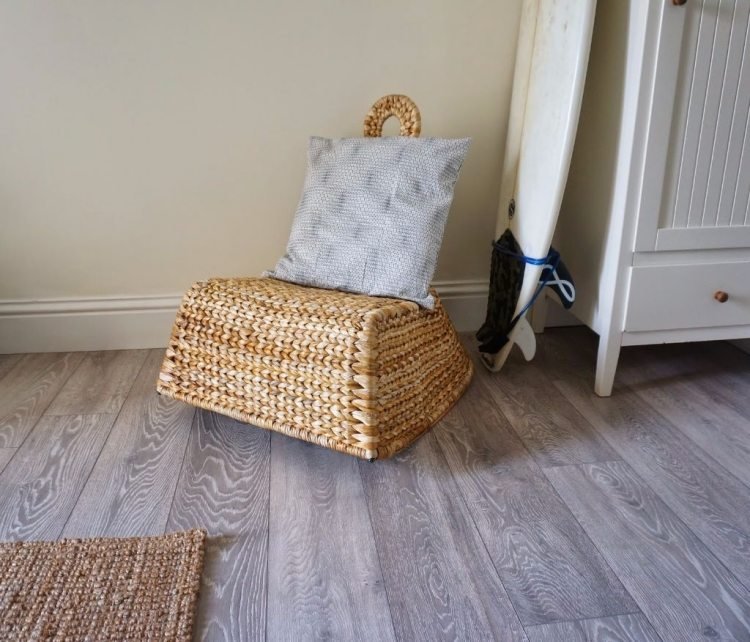 ikea-ratanový nábytok-hojdacie kreslo-gullholmen-laminát-podlahové vankúše