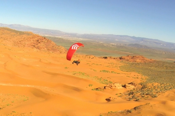 Paraglider na púšti Skyrunner Skyrunner-in-the-air-desert-view-landscape