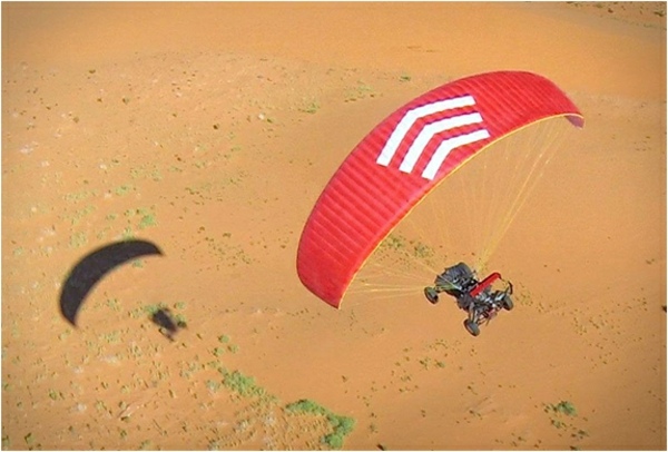 Padákový klzák s výškou vzduchu Skyrunner-in-the-air-red-padákový klzák