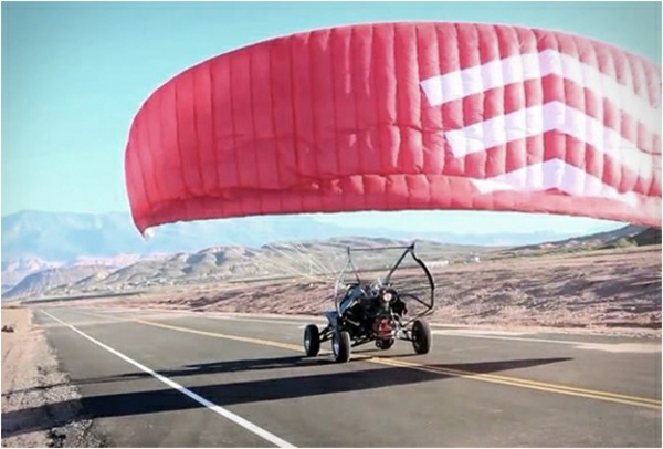 Skyrunner vo vzduchovej terénnej bugine terénna bugina na diaľnici