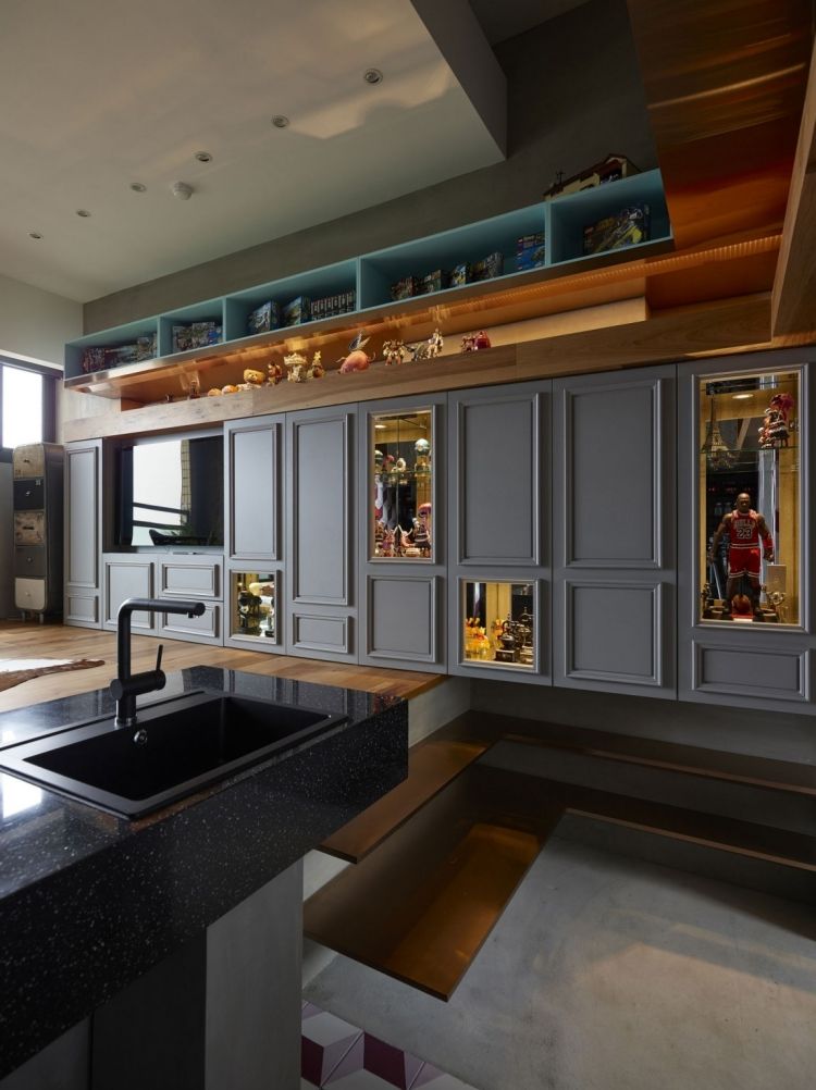 Život v kombinácii štýlov - zariadenie - jednoizbový byt - obývačka - umývadlo - kuchynka - sivá