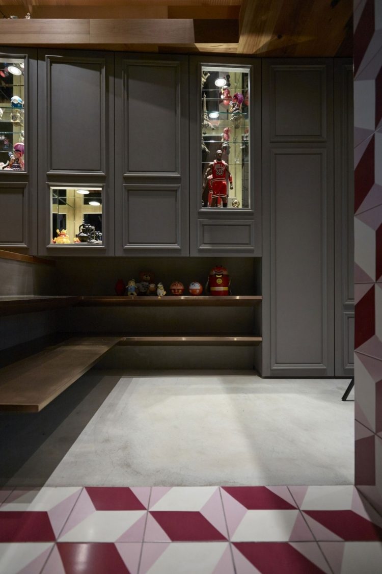 štýl-mix-obývačka-zariadenie-jedna-izba-byt-chodba-schodisko-betón-dlažba-obývacia stena