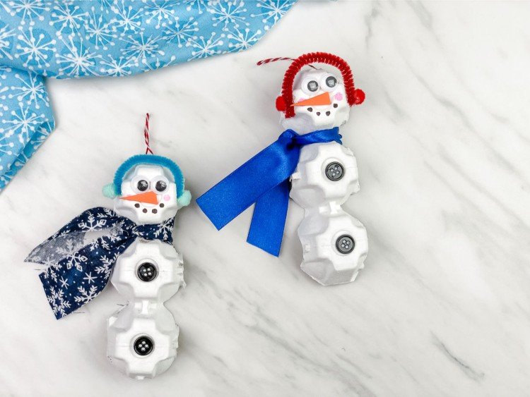 Zimné ručné práce s deťmi si sami vyrobíte snehuliaka z vaječného kartónu a gombíkov a čističov potrubí