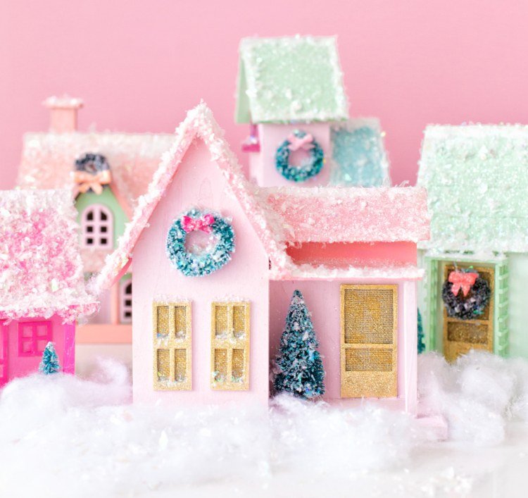 Zimné ručné práce Materská škola vymaľuje drevené domčeky posypané umelým snehom