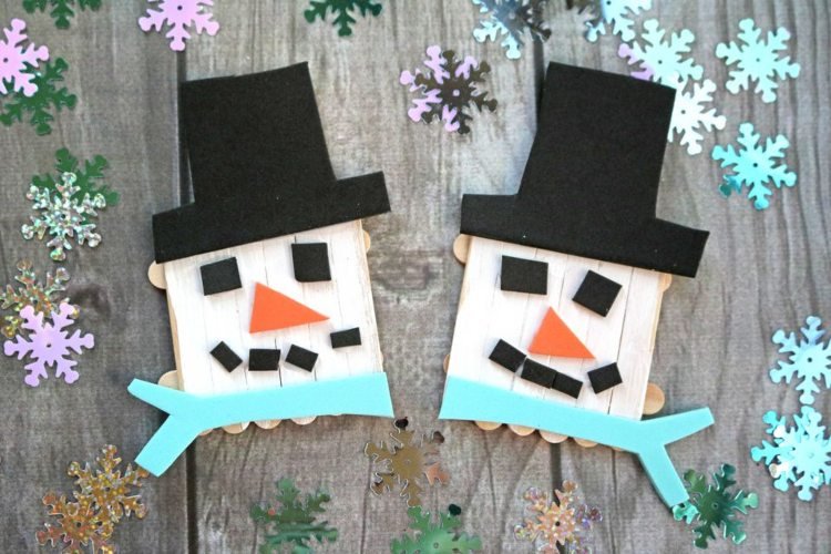 Január Ručné práce s deťmi Snehuliak vyrobený z nanukov a klobúku z plsti