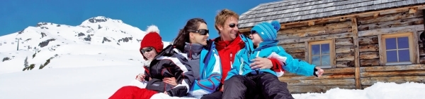 rodinná dovolenka príroda batoľatá matka tučnejšia šťastný pohľad úsmev chata