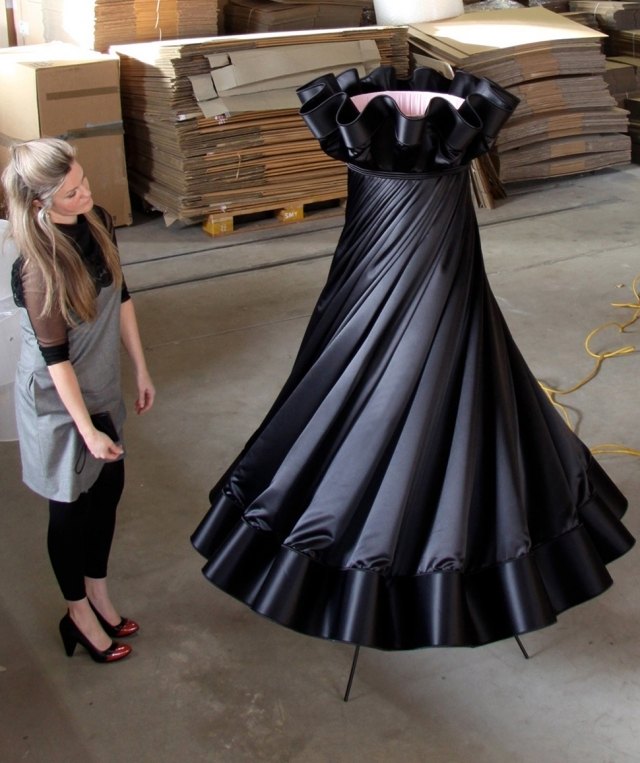 Šaty balerína čierna saténová stojanová lampa látkové tienidlo rakumba Šaty čierna saténová stojanová lampa tienidlo rakumba