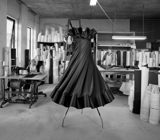 Svetelný zdroj s čiernymi šatami a balerínovým tienidlom Žiarovka z textilnej tienidla na šaty-balerína