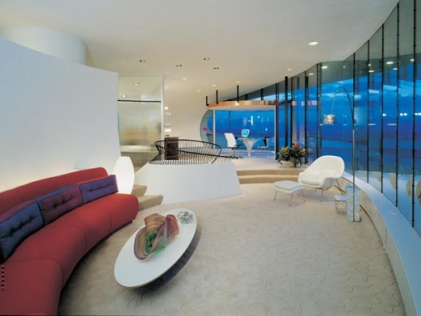 sklenený stenový dom hollywoodskeho filmu so zaoblenými tvarmi