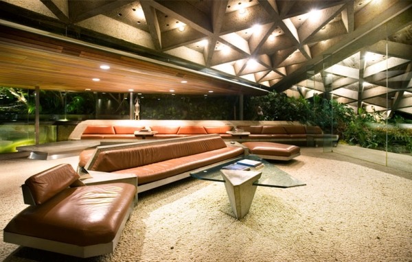 zlatý dom betónový stropný dizajn sklenené steny