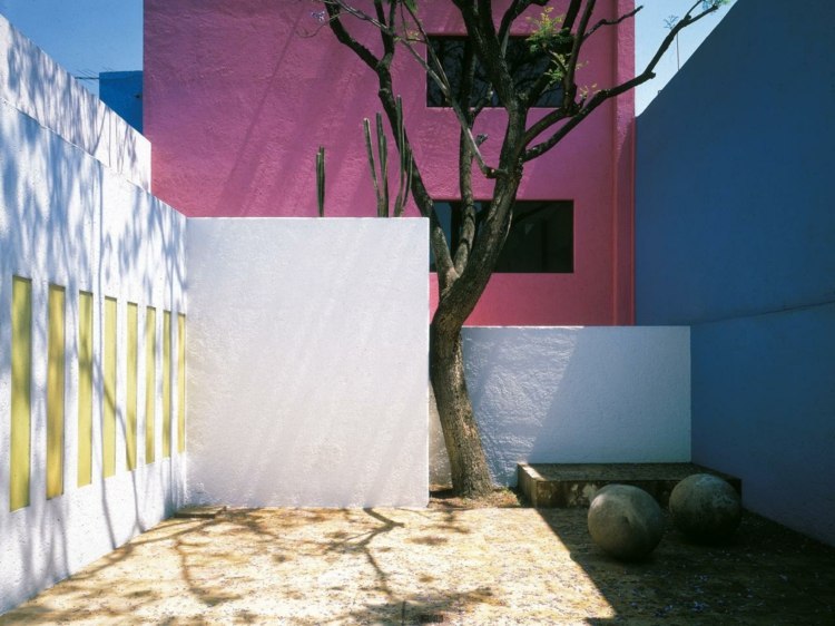 moderný-záhradný-dizajn-biele-steny-ružové-fasády-jednoduchý-dizajn