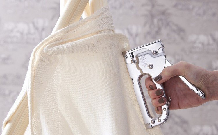 Tip-stan-vyrobte si-stan-plachtu-pripevnite-hand-tacker