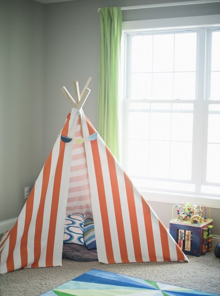 Tip-stan-jednoducho-postavte si-posteľ-prestieradlo-drevené dosky-vytvorte útulný kútik